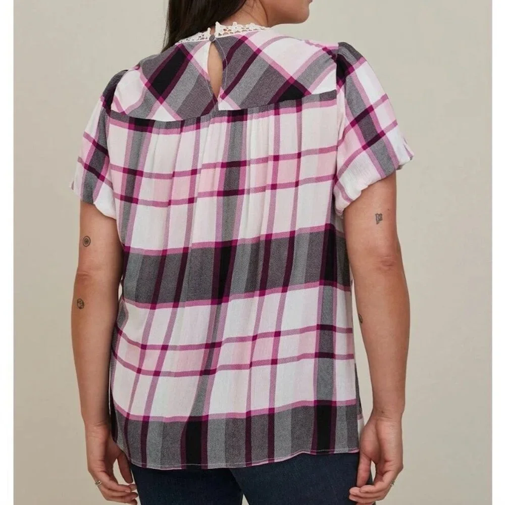 NEW NWT TORRID sz 0 Plus Size Crinkle Gauze Crochet Detail Top Pink Berry Plaid